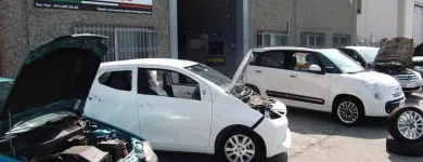 Immagine 3 azienda CARROZZERIA RD SERVICE Vendita e riparazione parabrezza in Nichelino TO